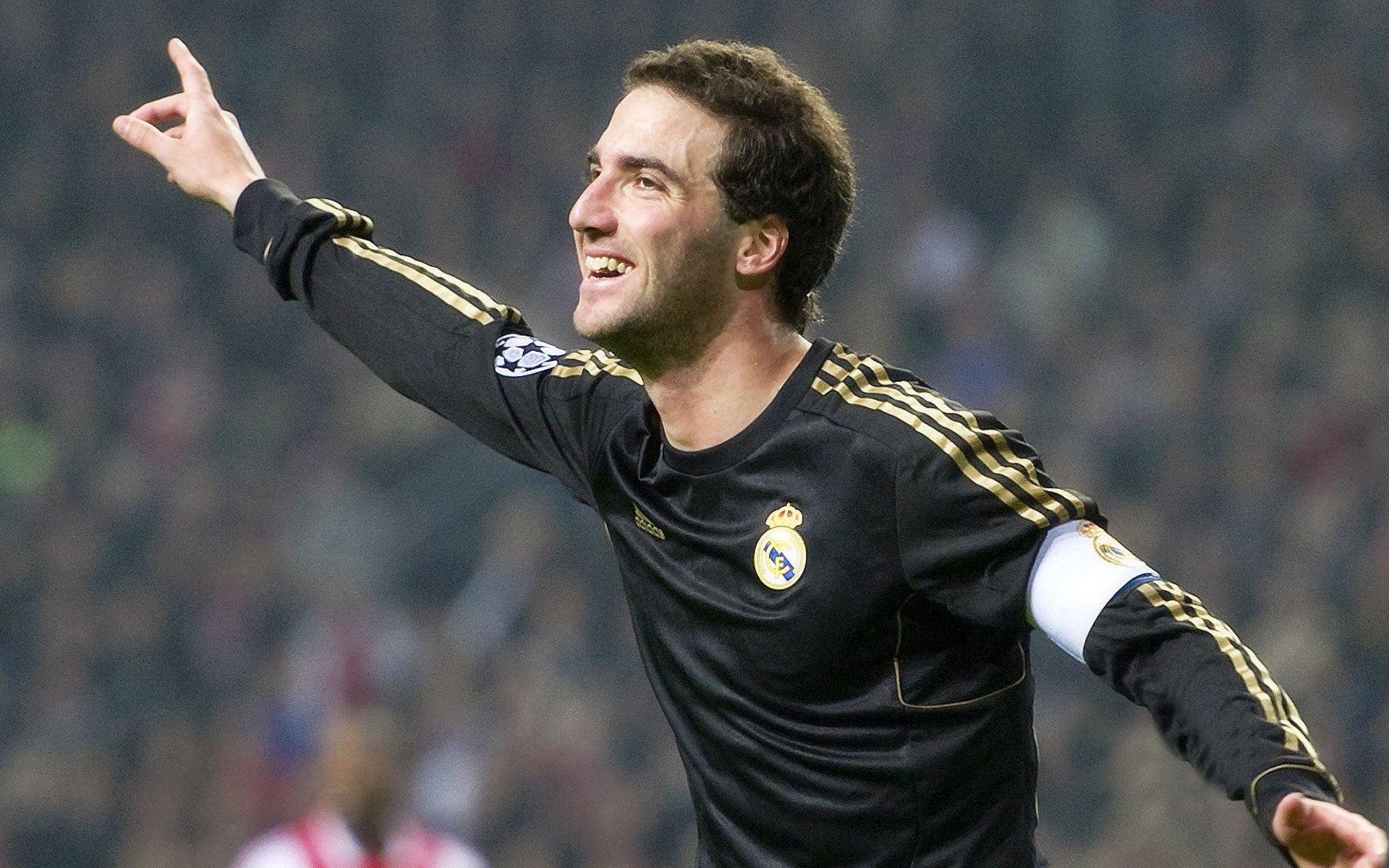 战胜的喜悦：一支不被看好的球队击败对手取胜，获胜的喜悦